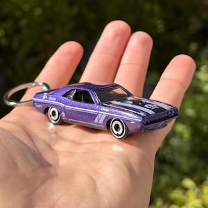 1970 Dodge Challenger Schlüsselanhänger, lila Challenger Schlüsselanhänger, Vintage alte Dodge Scale Car Charms