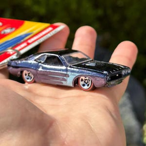 1970 Dodge Challenger Schlüsselanhänger, Navy Hemi Challenger Schlüsselanhänger, Vintage alte Dodge Scale Car Anhänger, dunkelblaues Muskelauto