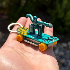 Skateboard Keychain, Skater Keyring, Skateboarder Key Chain, Mini Skating Scale Charm, Skate board Lover Gift Ideas