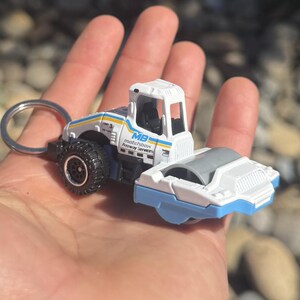 Construction Steam Roller Mini Keychain White & Blue Keyring Accessories Novelty Car Charm