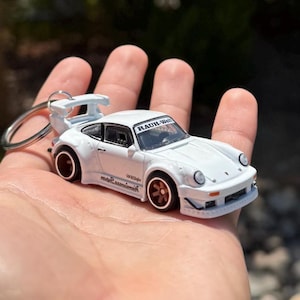 Portachiavi Porsche RWD, portachiavi Porsche 930 bianco, portachiavi auto d&#39;epoca bianca con scritta Rauh Welt Begriff, ciondoli per auto in miniatura, accessorio 911 Turbo