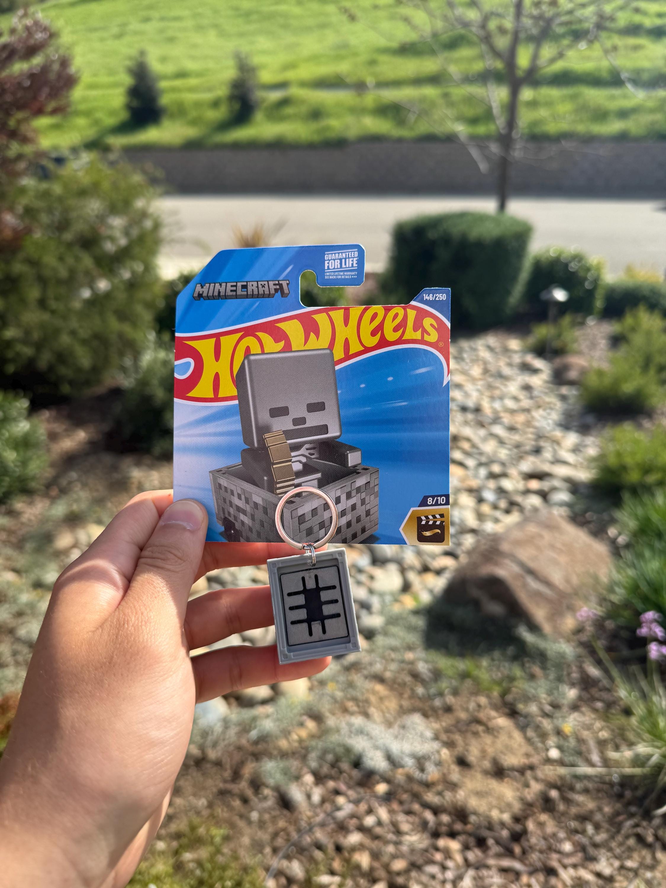 chie Minecraft Movie Keychain, Minecart Hotwheel Keyring