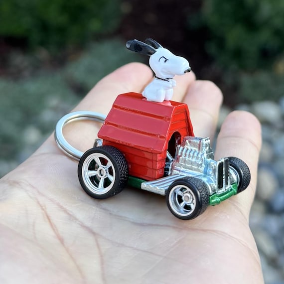 Hot Wheels Snoopy Keychain, Charlie Brown Peanuts TV Show Keyring