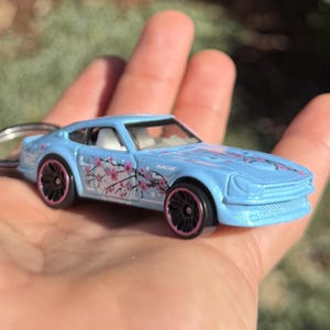 Datsun 240Z Mini Schlüsselbund Baby Blau Schlüsselring Zubehör Blumen JDM Car Charm