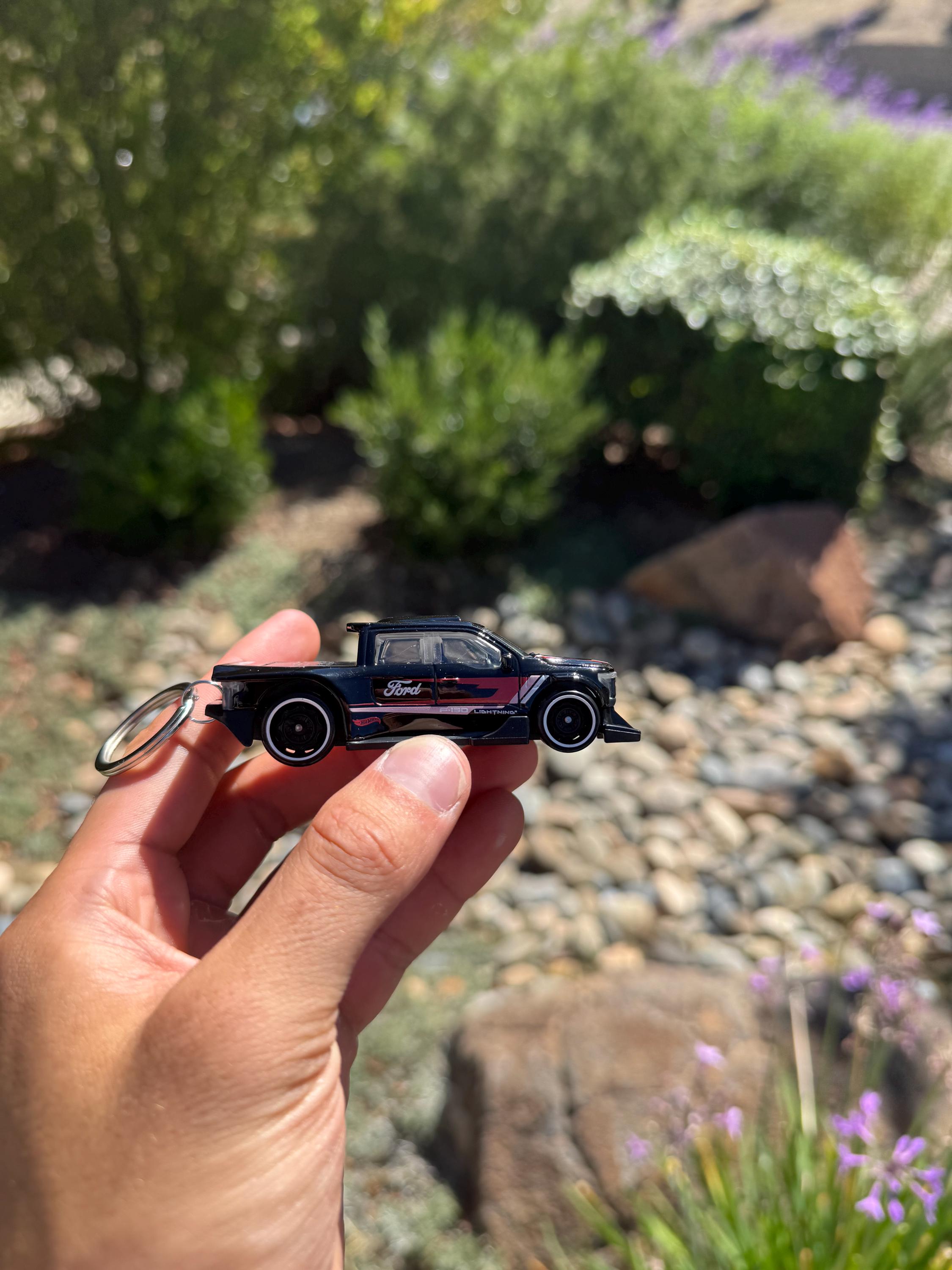フォード F-150 ライトニング キーチェーン：ブラック＆レッド