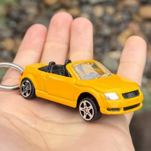 Audi TT Roadster Schlüsselanhänger Gelb (MK1) Schlüsselanhänger Zubehör Mini Sports Car Charm