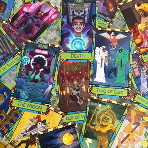 K&ouml;nnte beinhalten: Eine Sammlung farbenfroher Tarotkarten mit verschiedenen Illustrationen und Texten. Die Karten zeigen Bilder von Figuren, Symbolen und Texten wie "Death", "The Moon" und "Two of Cups". Die Karten haben einen gr&uuml;nen und floralen Rand.
