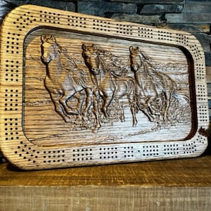 Tablero de cribbage con caballos salvajes. Regalo para amantes de los caballos o amantes del rancho. Tablero de cribbage con ilustración de escena de caballos en 3D, ¡único en su tipo!