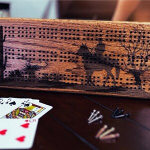 Planche de cribbage fabriquée sur mesure à partir de chêne rouge avec impression d'art du désert du sud-ouest un excellent cadeau pour tout joueur de carte