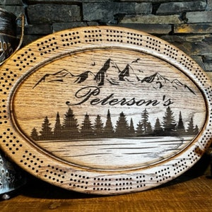 Tabellone da cribbage personalizzato con nome della famiglia, scena di montagna, regalo per famiglie amanti della vita all'aria aperta, regalo per anniversario unico nel suo genere!