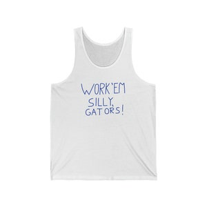 Pode incluir: Camisola branca sem mangas com texto azul que diz "WORK'EM SILLY, GATORS!"