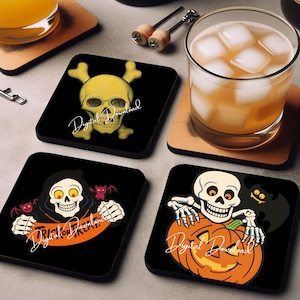 Może przedstawiać: Zestaw czterech kwadratowych podkładek pod napoje o tematyce Halloween. Wzory obejmują ż&oacute;łtą czaszkę i skrzyżowane piszczele, ponurego żniwiarza z nietoperzami i szkielet z dynią. Każda podkładka ma napis "Digital Download".