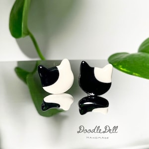 Pendientes de gato, tachuelas de arcilla polimérica hechas a mano, cabezas de gatos blancos y negros, joyas de estilo minimalista, regalo para mamás gatas, para amantes de los animales
