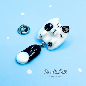 Brosche Katze/ Handarbeit Polymer Clay / Tier Anstecker / skurrile Katze / Geschenk für Katzenmama / für Tier Liebhaber / schwarz weisse Katze