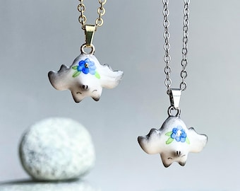 Collar con dije de murciélago pequeño hecho a mano, joyería romántica de bruja, regalo caprichoso y espeluznante de Halloween, lindo colgante de animal 3D con flor pintada a mano