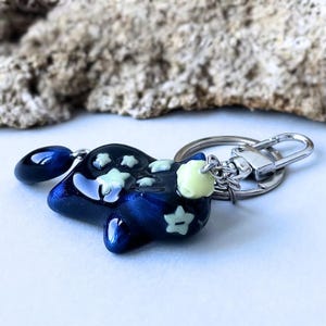 Portachiavi artigianale a forma di gatto nero con luna e stelle, fosforescente, antistress, per alleviare l'ansia, abbraccio tascabile antistress, kawaii