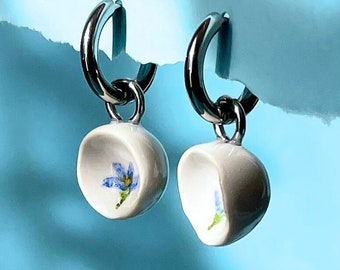 Pendientes colgantes de flores azules y blancas hechos a mano / joyas botánicas minimalistas / aros gruesos con dijes florales / aros artísticos abstractos