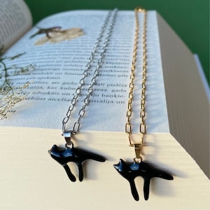 Collar de gato negro hecho a mano / colgante de figura de gatito abstracto / regalo caprichoso para amantes de los gatos / amuleto felino artístico / joyería animal de estilo gótico