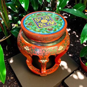 Vintage kinesisk trädgårdspall i cloisonnélack - röd blommig emaljsits - orientalisk