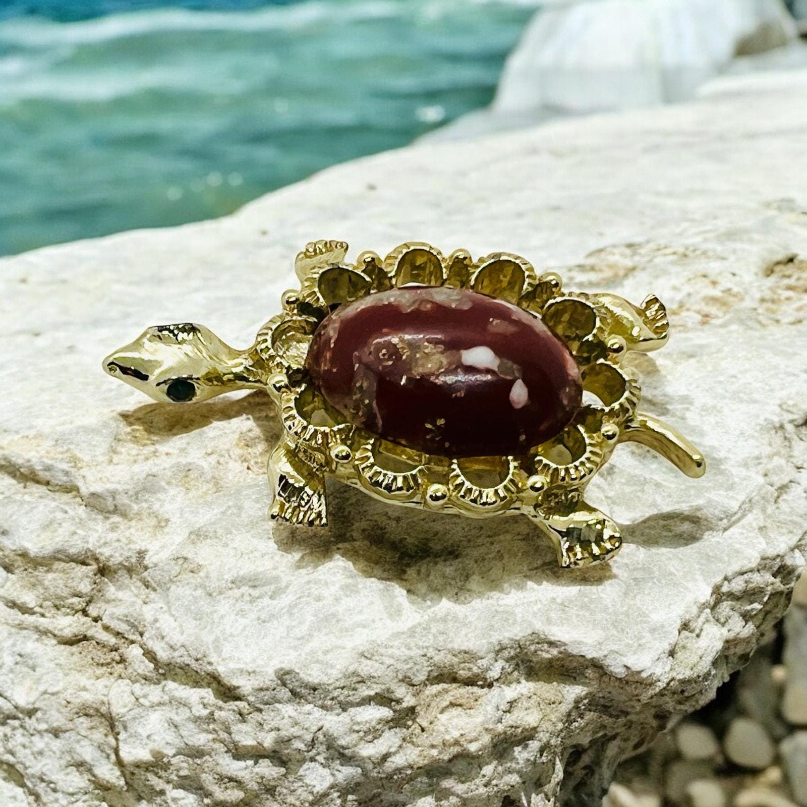 Broche Tortue Métal Doré Avec Cabochon Strass Fumé Irisé – Style Vintage XXe Siècle, Neuve Sans Emballage