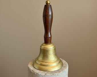 Campana de latón - Centro de capacitación de Greenville, Carolina del Norte - Mango de madera - Estilo vintage - Escritorio - Servicio escolar