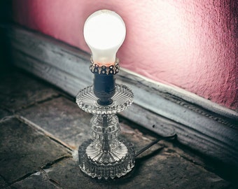 Lampe boudoir art déco des années 1930 en verre transparent de style Candlewick, table/commode anciennes