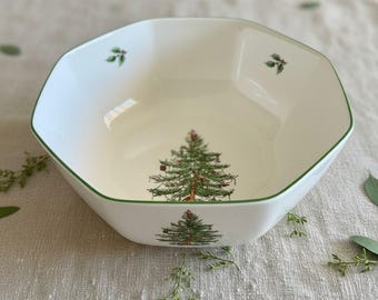 Puede incluir: Bol de cerámica blanco con borde verde y diseño de árbol de Navidad. El cuenco tiene forma octogonal y está decorado con pequeñas ramitas de acebo. Una pieza festiva para el entretenimiento navideño.