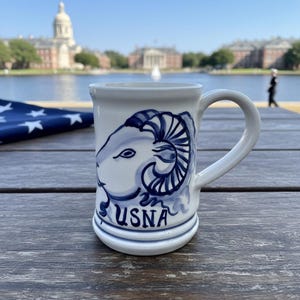 Taza vintage de la Academia Naval de los Estados Unidos (USNA) - Firmada por Buckler - Jarra de cerámica azul y blanca de estudio
