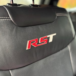 &quot;Chevrolet &quot;&quot;RST&quot;&quot; Kunstleder Sitz Aufkleber (1 Paar) in einer, zwei oder drei Farben.&quot;