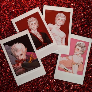 Könnte beinhalten: Drei Polaroid-ähnliche Fotos, die einen jungen Mann mit weißen Haaren zeigen. Das erste Foto zeigt den Mann in einem rot-schwarzen Outfit, das zweite Foto zeigt den Mann oben ohne und das dritte Foto zeigt den Mann vor einem rosa Hintergrund mit einem goldenen Armband.