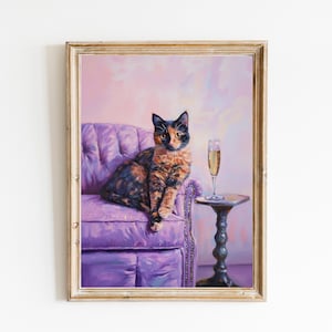 Schildpatt Katze mit Champagnerflöte auf lila Sofa Kunstdruck | Niedliches schrulliges wunderliches | Cocktail Art Bar Warenkorb Dekor | Fine Art Print Geschenk
