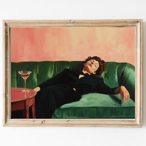 Kobieta na kanapie z Martini | Miękkie tonalne malarstwo olejne | Dekoracja wózka barowego Cocktail Art | Estetyczny prezent w postaci malarstwa olejnego | Modna ściana kuchenna