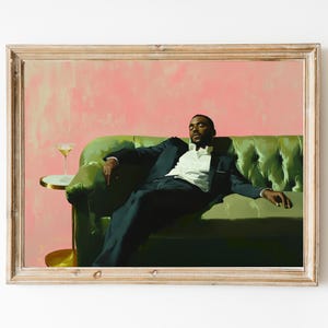 マティーニを片手にソファに座る男性 | 柔らかな色調の油絵 | カクテルアート バーカート装飾 | 美しい油絵ギフト | トレンディなホームウォールアート