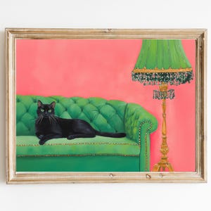 Schwarze Katze auf Grünes Sofa mit Maximalist Lampe Kunstdruck | Niedliches schrulliges wunderliches | Cocktail Art Bar Warenkorb Dekor | Fine Art Print Geschenk