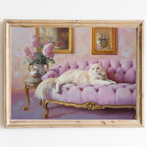 ラベンダー色のソファに座るファンシーなロングヘアのペルシャ猫のアートプリント | キュートで風変わりな気まぐれ | バーカートの装飾 | ファインアートプリント | トレンディなホームウォールアートプリント
