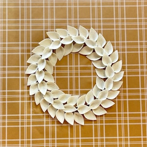 Corona color crema con hojas de fieltro, única, para otoño, para todo el año, neutra, hecha a mano para la puerta principal.