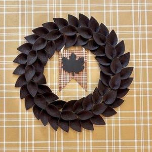 Corona marrón - Hoja de fieltro - Única - Otoño, Todo el año, Cuadros, Letrero de bienvenida, Hoja, Corona para puerta de entrada hecha a mano