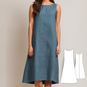 Op de afbeelding: Een mouwloze, blauwe, midi-jurk met een boot hals en een licht uitlopende rok. Rechts is een lijntekening van het patroon van de jurk te zien.