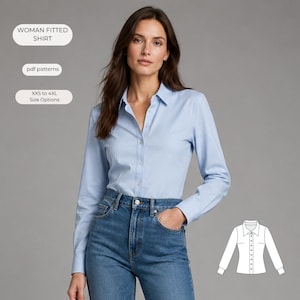 Puede incluir: Una camisa de manga larga de color azul claro con botones, cuello y puños. La imagen incluye etiquetas de texto que dicen WOMAN FITTED SHIRT, pdf patterns y XXS to 4XL Size Options, junto con un dibujo lineal blanco del diseño.