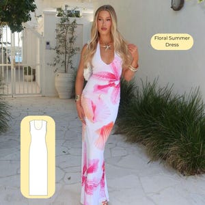 Puede incluir: Un vestido largo blanco con cuello halter y un estampado floral vibrante en tonos rosa y naranja. El vestido tiene una silueta fluida y un escote en V pronunciado. El texto "Floral Summer Dress" está en un recuadro amarillo.