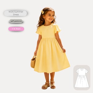 Peut inclure: Une robe jaune clair arrivant aux genoux avec des manches courtes évasées, une encolure ronde et une taille froncée. L'image contient le texte KIDS Summer Dress, pdf patterns, 2-16 Years et un dessin technique de la robe.