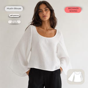 Może przedstawiać: Biała bluzka muślinowa z szerokim okrągłym dekoltem i długimi, luźnymi rękawami typu dzwon. Tekst na obrazku brzmi Muslin Blouse, pdf patterns, XXS to 4XL Size Options oraz BEGINNER SEWING. Dołączony jest mały rysunek liniowy bluzki.