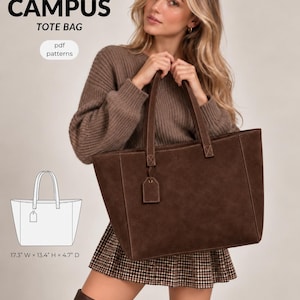 Op de afbeelding: Een donkerbruine suède tote bag met twee schouderbanden en een klein bijpassend label. De tekst CAMPUS TOTE BAG en pdf patterns is zichtbaar. Een lijntekening toont de afmetingen van de tas: 43,9 cm breed, 34,0 cm hoog en 11,9 cm diep.