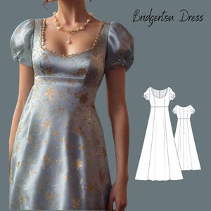 Puede incluir: Un vestido azul claro con estampado floral dorado y escote de pico. El vestido tiene mangas cortas abullonadas y un corpiño ajustado. El vestido se muestra en una modelo con un collar de perlas. El texto "Bridgerton Dress" está en la esquina superior derecha de la imagen.