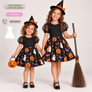 Pode incluir: Dois vestidos pretos com mangas curtas bufantes e uma estampa de Halloween com abóboras laranja, fantasmas brancos e morcegos roxos. Cada vestido é combinado com um chapéu de bruxa preto pontudo com uma fita laranja.