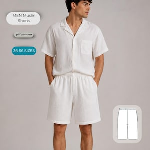 Op de afbeelding: Een witte mousseline set bestaande uit een overhemd met knoopsluiting en borstzak en een bijpassende short met elastische tailleband. Tekstoverlays bevatten MEN Muslin Shorts, pdf patterns en 36-56 SIZES. Een technische lijntekening is inbegrepen.