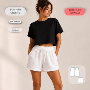 Peut inclure: Un haut court noir à manches courtes et un short blanc texturé avec une taille élastique et un cordon de serrage. Les textes incluent SUMMER SHORTS, BEGINNER SEWING, pdf patterns et XXS to 4XL Size Options. Un croquis du short est présent.