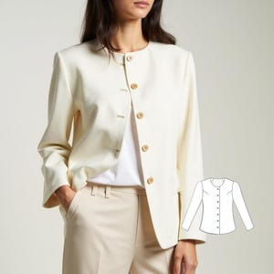 Op de afbeelding: Een witte blazer met een ronde halslijn en knoopsluiting. De blazer heeft lange mouwen en een aansluitende pasvorm. Een lijntekening van de blazer is te zien in de rechterbenedenhoek van de afbeelding.