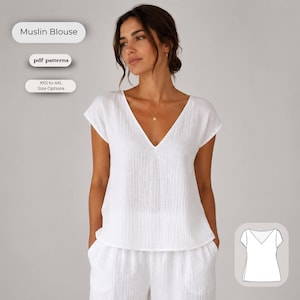 Peut inclure: Un chemisier en mousseline blanc avec une encolure en V et des manches courtes. Le vêtement présente un tissu texturé et froissé. Les textes incluent Muslin Blouse, pdf patterns et XXS to 4XL Size Options. Un dessin technique est présent.