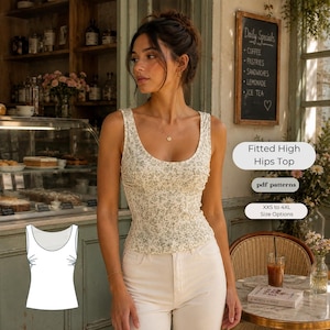 Puede incluir: Una camiseta sin mangas ajustada con escote redondo y un pequeño estampado floral. La prenda presenta detalles fruncidos en los laterales. El texto en la imagen incluye Fitted High Hips Top, pdf patterns y XXS to 4XL Size Options.